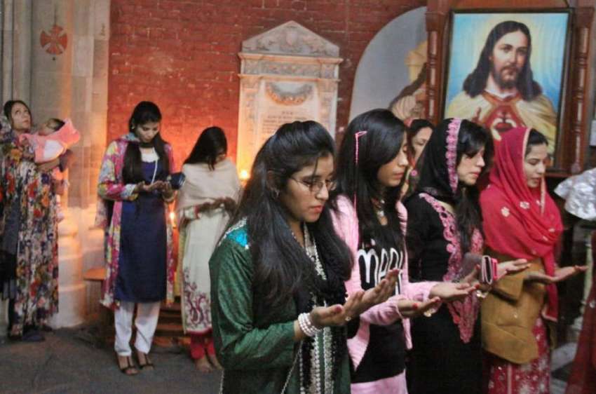لاہور: کرسمس کے موقع پر مسیحی خواتین سینٹ انتھونی چرچ میں ..