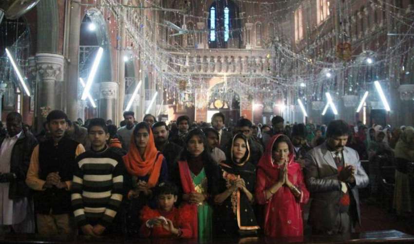 لاہور: کرسمس کے موقع پر مسیحی برادری سینٹ انتھونی چرچ میں ..