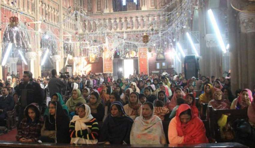 لاہور: کرسمس کے موقع پر مسیحی برادری چرچ میں ہونیوالی دعائیہ ..