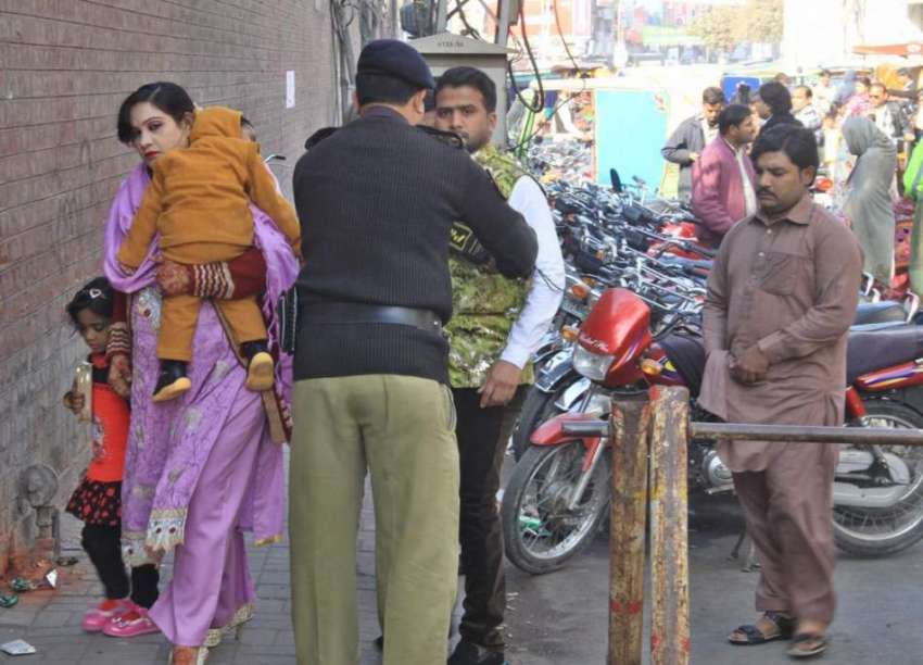 لاہور: کرسمس کے موقع پر پولیس اہلکار سینٹ انتھونی چرچ میں ..