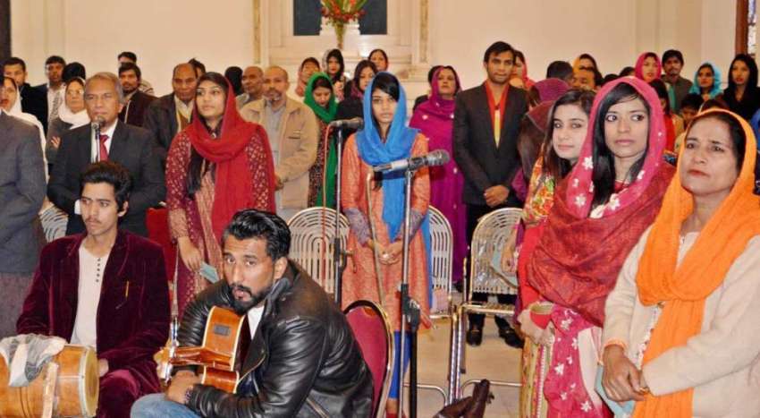 راولپنڈی: کرسمس کے موقع پر مقامی چرچ میں مسیحی اپنی مذہبی ..