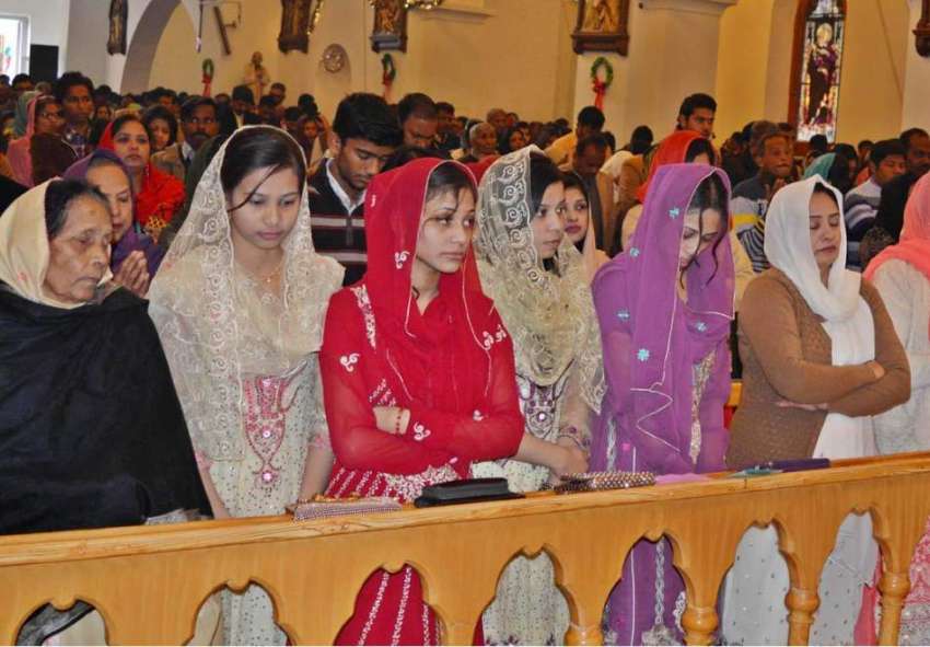 راولپنڈی: کرسمس کے موقع پر مقامی چرچ میں مسیحی اپنی مذہبی ..