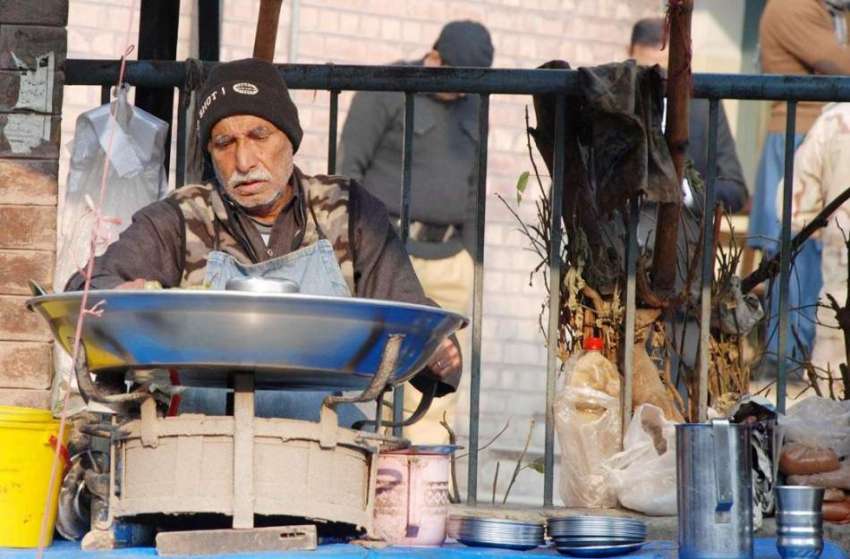 راولپنڈی: کچہری میں ایک بزرگ محنت کش چنے فروخت کر رہا ہے۔