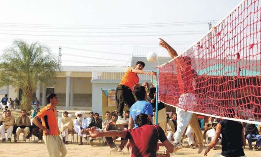 پشاور: سپورٹس گالا کے موقع پر والی بال میچ کھیلا جا رہا ہے۔