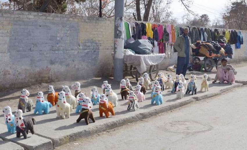 کوئٹہ: زرغون روڈ پر ایک شخص روڈ کنارے ملبوسات اور بچوں کے ..