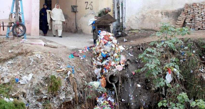 راولپنڈی: ایک شخص علاقہ بھر کی صفائی کے بعد کچہرا چکلالہ ..