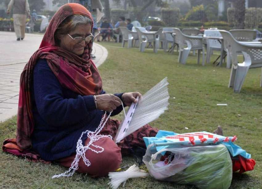 لاہور: مقامی پارک میں ایک معمر خاتون بوتل کے پائپوں سے ہاتھ ..