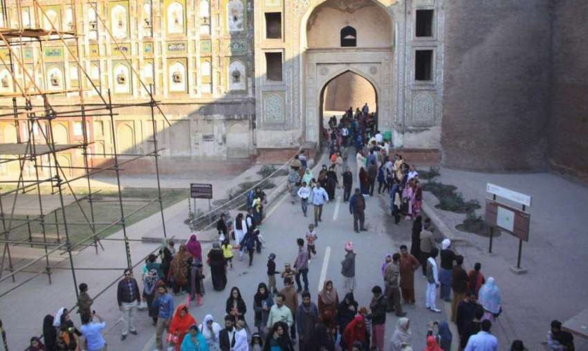 لاہور: تاریخی شاہی قلعہ کی سیر کے لیے آنیوالے شہریوں کا رش۔