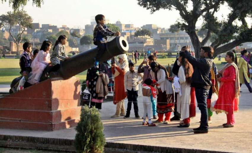 لاہور: تاریخی شاہی قلعہ کی سیر کے لیے آنیوالے بچے توپ پر ..