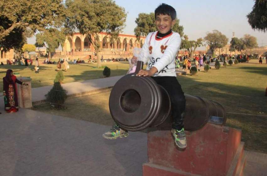 لاہور: تاریخی شاہی قلعہ کی سیر کے لیے آنیوالا ایک بچہ توپ ..