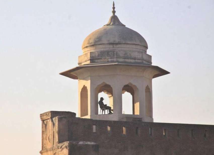 لاہور: تاریخی شاہی قلعہ کے مینار پر ایک اہلکار ڈیوٹی پر تعینات ..