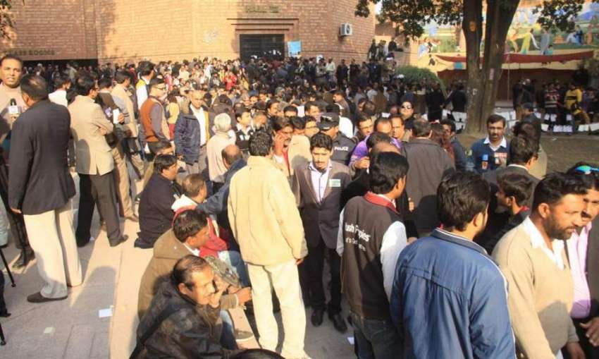 لاہور: لاہور پریس کلب کے سالانہ انتخابات کے موقع پر ووٹ کاسٹ ..
