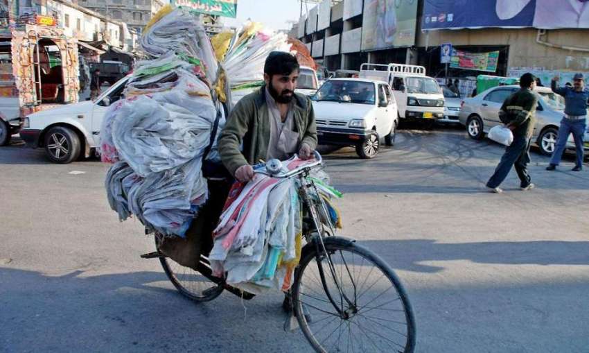 راولپنڈی: ایک محنت کش سائیکل پر کار آمد تھیلے لادے اپنی منزل ..