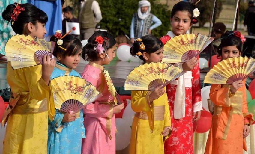 اسلام آباد: مقامی سکول کے بچے روایتی لباس پہنے چلڈرن پارک ..