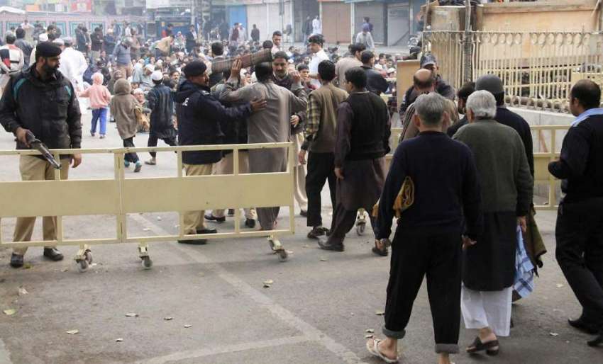 لاہور: مال روڈ پر واقع مسجد شہداء میں نماز جمع کی ادائیگی ..