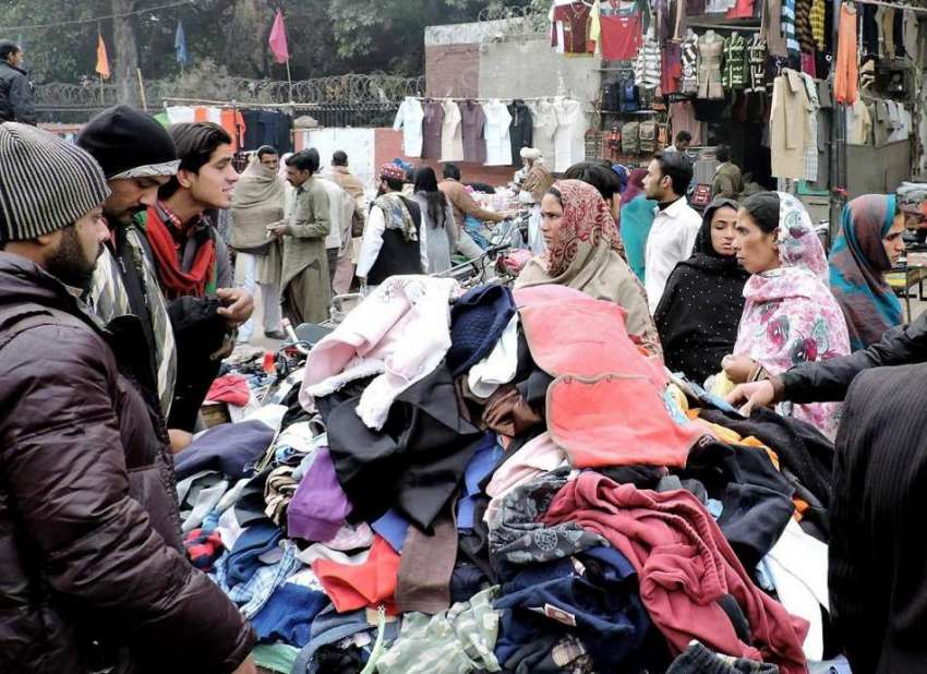 لاہور: راوی روڈ پر شہری لنڈا بازار سے کپڑے خرید رہے ہیں۔