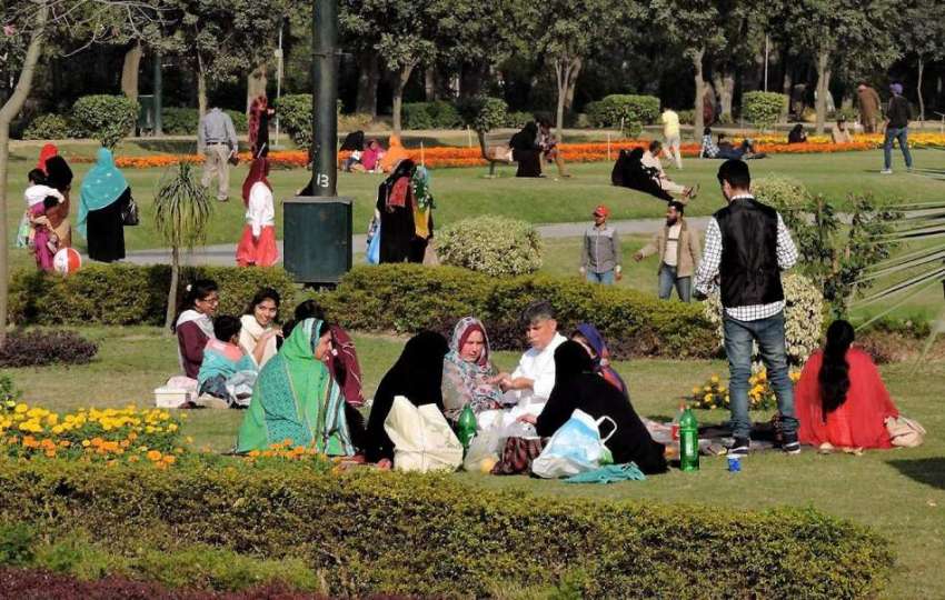 لاہور: جیلانی پارک میں شہری دھوپ سے لطف اندوز ہو رہے ہیں۔