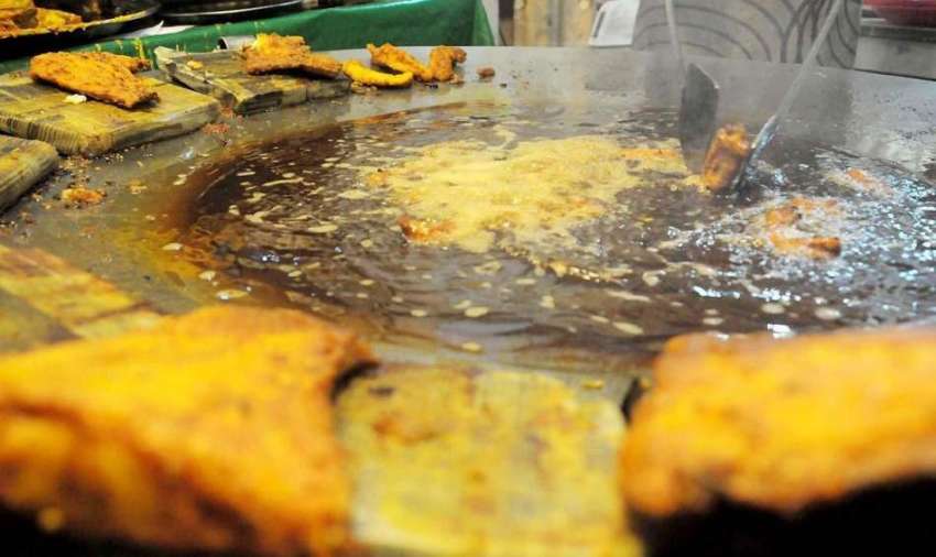 راولپنڈی: سردی میں مچھلی کی بڑھتی مانگ کے باعث ایک دکاندار ..