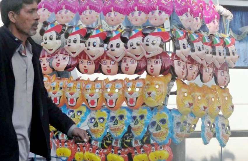 راولپنڈی: دکاندار روڈ کنارے کھلونا ماسک سجائے خریداروں ..