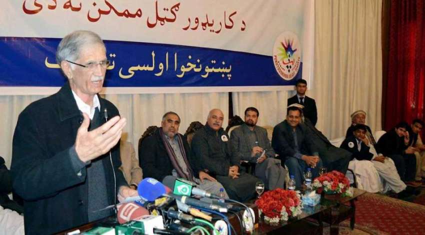 پشاور: وزیر اعلیٰ خیبر پختونخوا پرویز خٹک اوقاف ہال میں ..