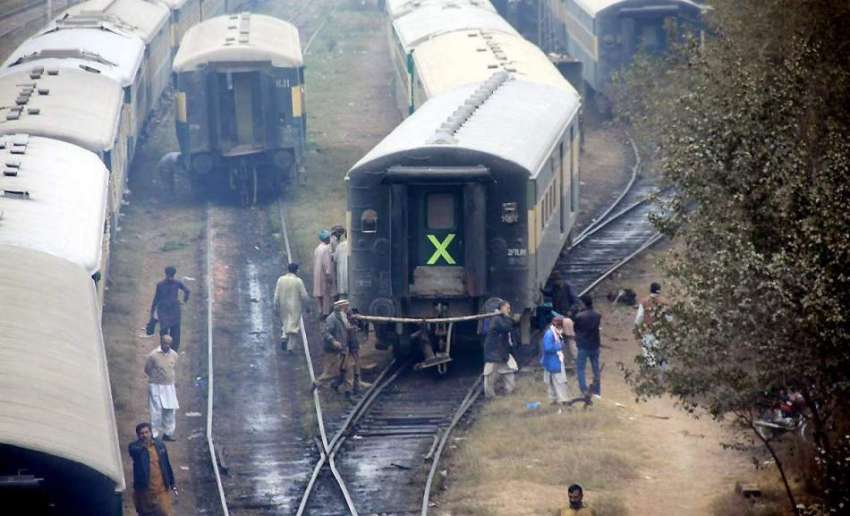 لاہور: گڑھی شاہو کے قریب ریلوے ملازمین کام میں مصروف ہیں۔