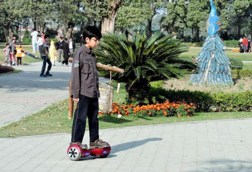لاہور: جیلانی پارک میں ایک بچہ جدید سکیٹنگ مشین کی سواری ..