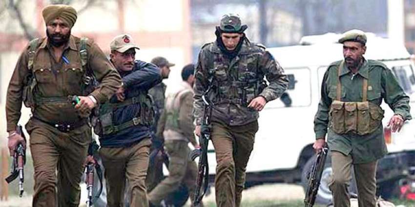 بھارتی فوجی پٹھان کوٹ ایئربیس دہشگرد حملہ کی جا رہے ہیں۔