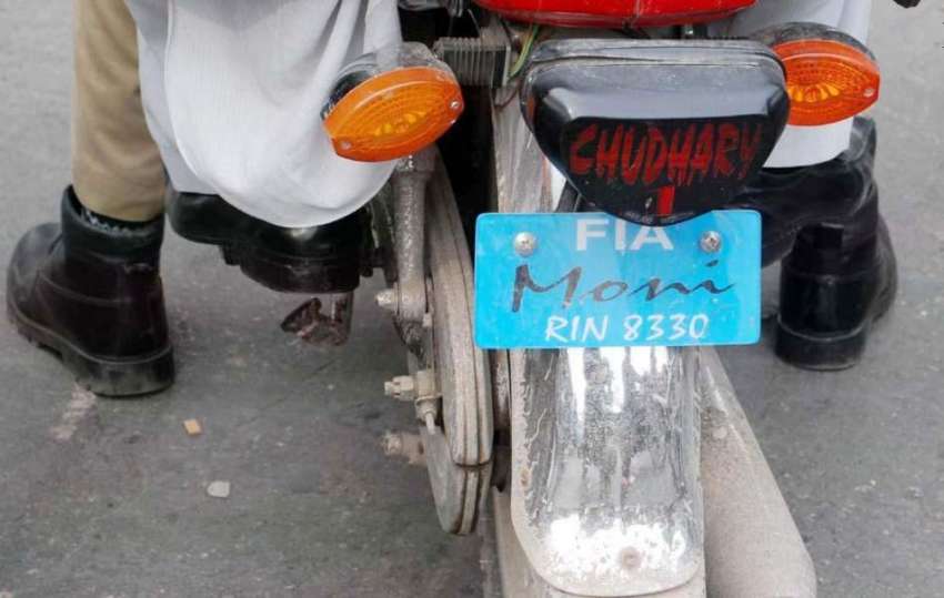 راولپنڈی: پولیس اہلکار قانون کی دھجیاں اڑاتے مری روڈ سے ..