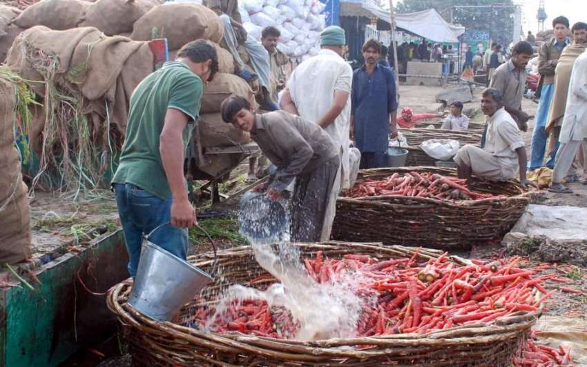 فیصل آباد: محنت کش گاجروں کو مارکیٹ میں فروخت سے قبل صاف ..