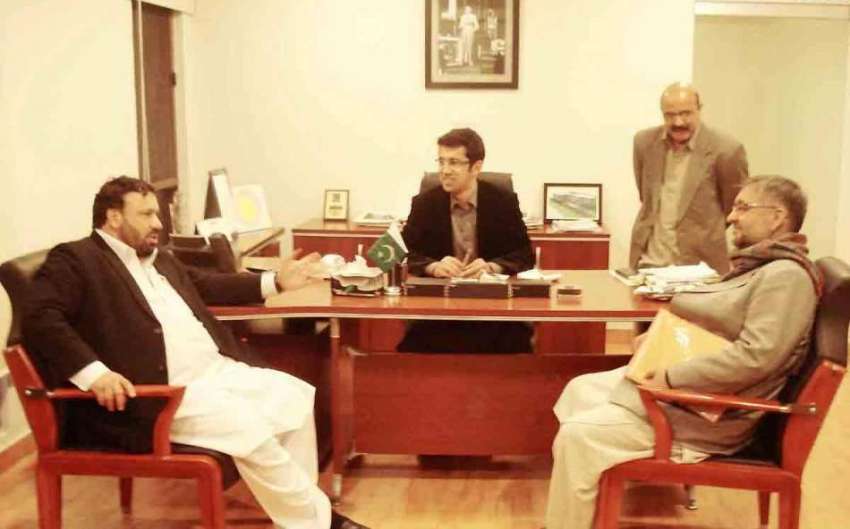 پشاور: صوبائی وزیر صحت شہرام خان ترکئی سے وزیر خزانہ مظفر ..