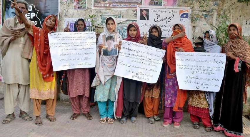حیدر آباد: ہالہ کے رہائشی پولیس کے خلاف احتجاجی مظاہرہ کر ..