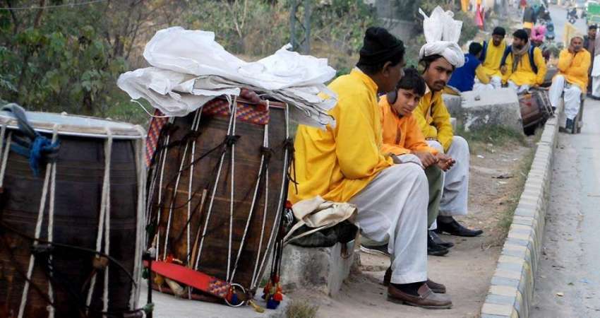 راولپنڈی: مری روڈ پر ڈھولچی گاہکوں کے انتظار میں بیٹھے ہیں۔
