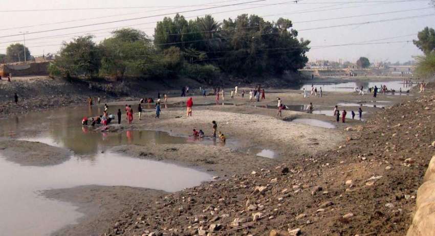 سکھر: بچے صفائی کی غرض سے خشک کی گئی نہر کے اندر کھیل کود ..