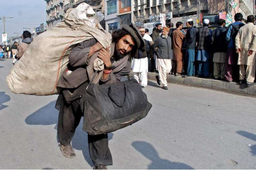 راولپنڈی: ایک محنت کش کار آمد اشیاء جمع کرنے کے بعد راجہ ..
