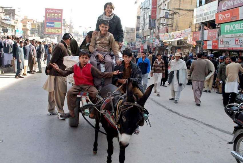 راولپنڈی: افغان بچے گدھا ریڑھے پر سامان لادھے راجہ بازار ..