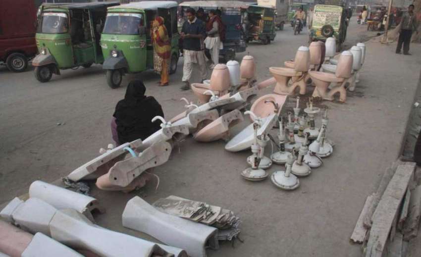 لاہور: پرانے پنکھے ، بیسن اور کموڈ فروخت کے لیے فٹ پاتھ پر ..