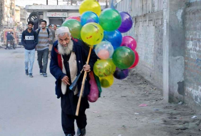 راولپنڈی: ایک معمر شخص گھر کی کفالت کے لیے غبارے فروخت کر ..