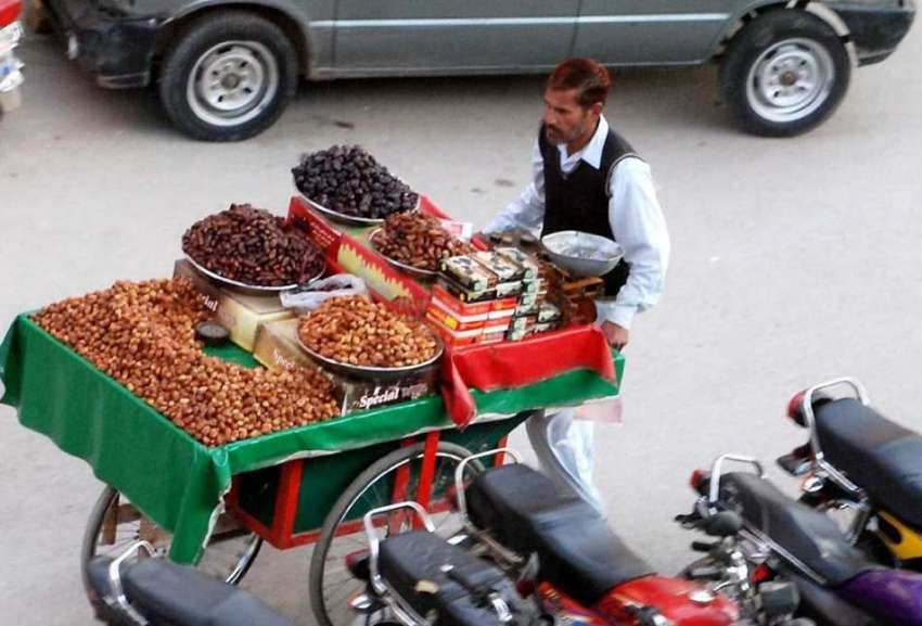 راولپنڈی: ریڑھی بان کھجوریں فروخت کر رہا ہے۔