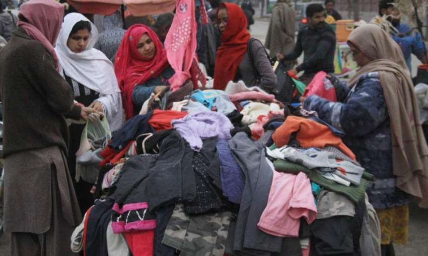 لاہور: سردی کی شدت میں اضافے کے باعث خواتین لنڈا بازار سے ..