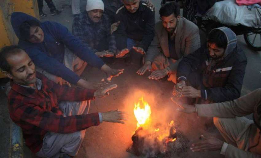 لاہور: سردی کی شدت میں اضافے کے باعث شہری لکڑیاں جلا کر آگ ..