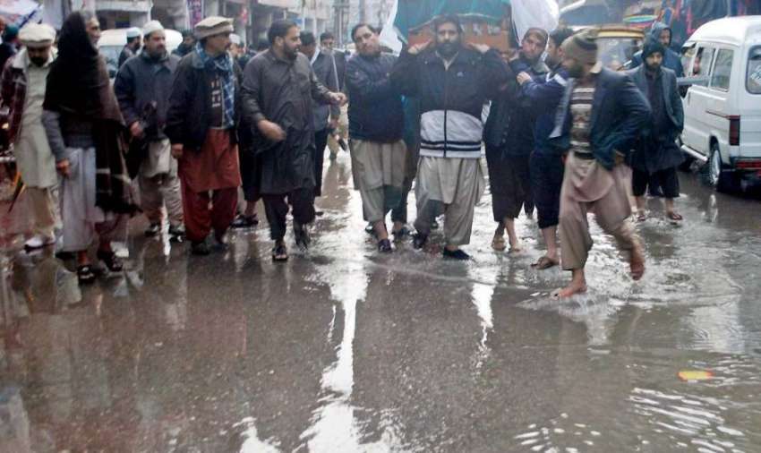 راولپنڈی: انتظامیہ کی نا اہلی، جامع مسجد روڈ پر کھڑے بارش ..
