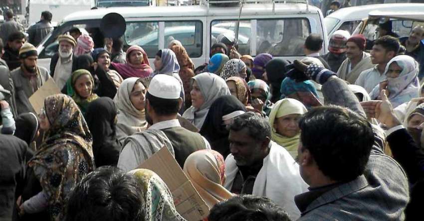 راولپنڈی: گیس لوڈ شیڈنگ کے خلاف کینٹ کے شہری کلمہ چوک میں ..