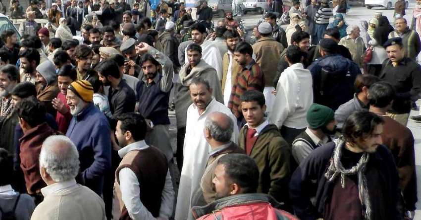 راولپنڈی: گیس لوڈ شیڈنگ کے خلاف کینٹ کے شہریوں نے کلمہ چوک ..