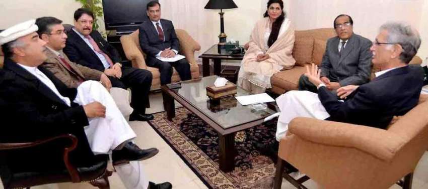 پشاور: وزیر اعلیٰ خیبر پختونخوا پرویز خٹک اپنے دفتر میں ..