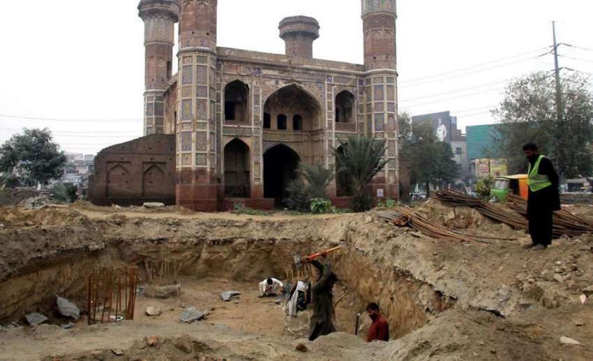 لاہور: تاریخی مقام چوبرجی کے احاطہ میں مزدور اورنج لائن ..