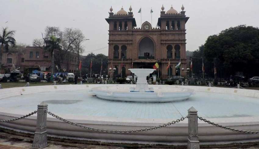 لاہور: شدید سردی کے باعث ٹاؤن ہال کے احاطہ میں لگا فوارا ..