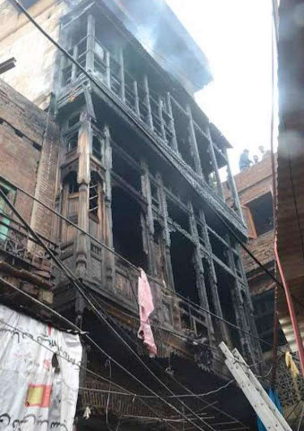 لاہور: لوہاری گیٹ میں آتشزدگی سے متاثرہ چار منزلہ عمارت ..