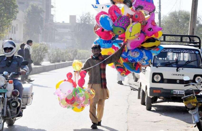 راولپنڈی: ایک محنت کش بچوں کے لیے غبارے نما کھلونے فروخت ..