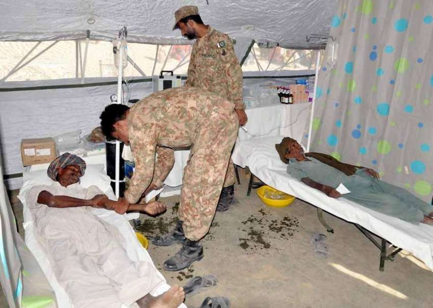 تھرپارکر:قحط زدہ علاقے میں فوج کی میڈیکل ٹیم کے ایک ڈاکٹر ..