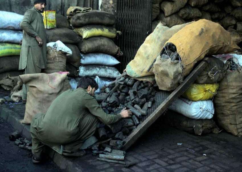 لاہور: موسم سرما میں بڑھتی مانگ کے باعث مزدور کوئلہ فیکٹری ..